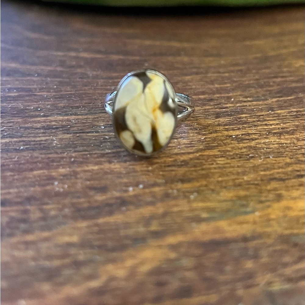 Elegant Brown and Gold Women's Ring